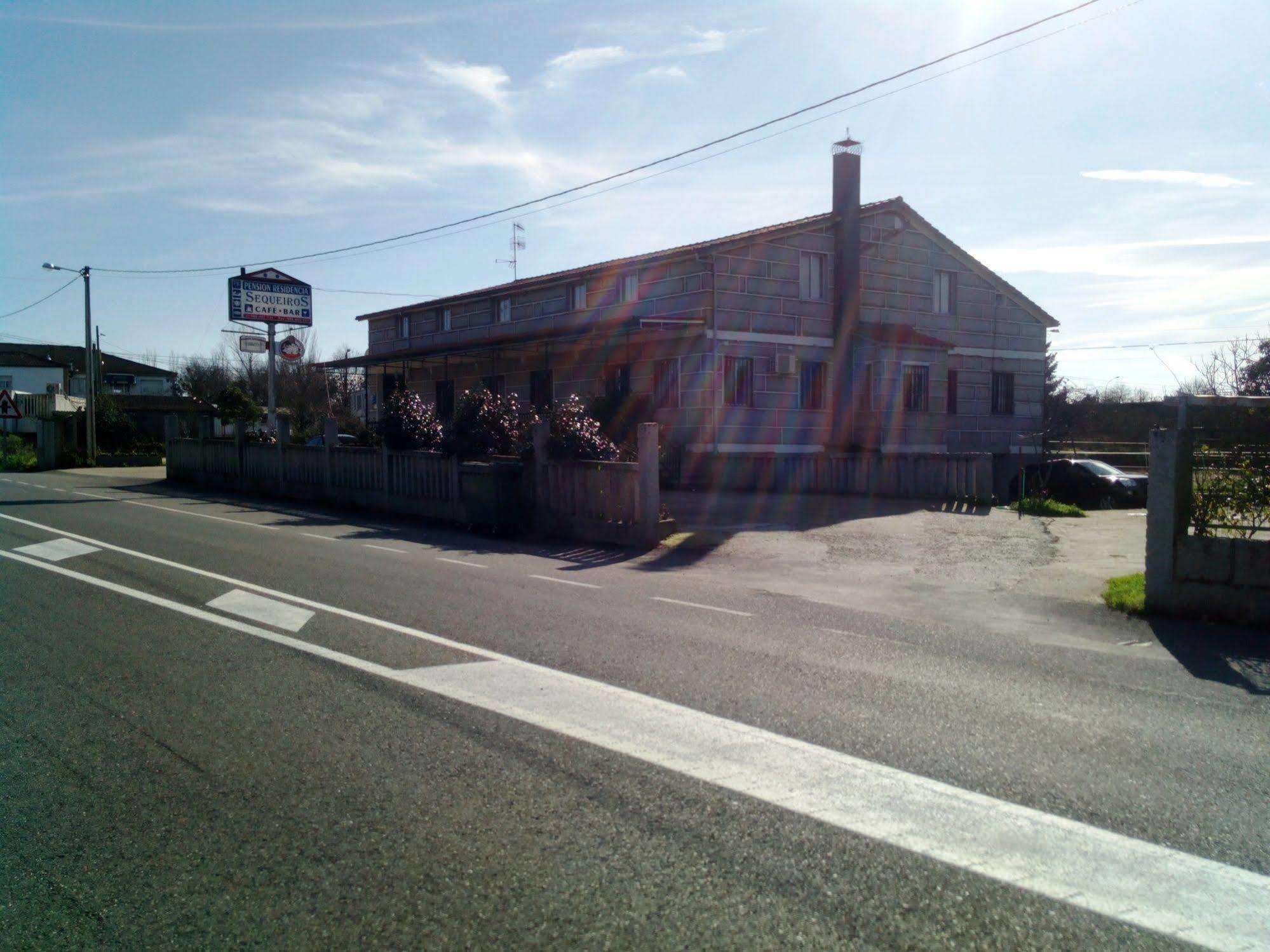 Hostal Sequeiros San Ciprián de Viñas Exterior foto